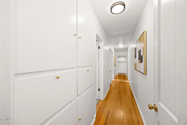 4929 Oakwood Avenue, La Canada Flintridge CA: https://media.crmls.org/mediaz/0bfeab89-fbe6-43a0-b793-033b2943f33c.jpg