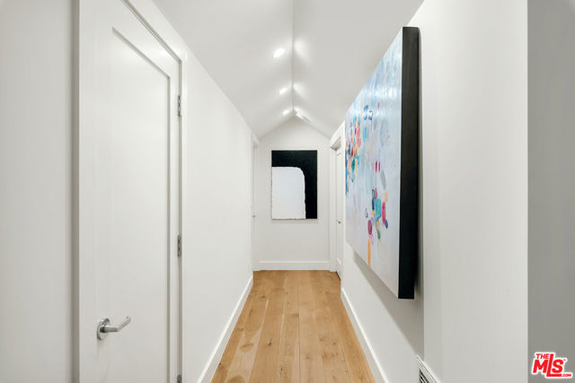 2612 Wallingford Drive, Beverly Hills CA: https://media.crmls.org/mediaz/0bffcfe2-3c75-41b9-82f1-6c60c086361f.jpg