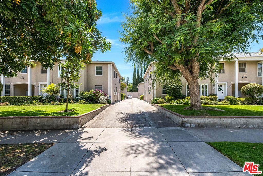 1/2 Dickens Street