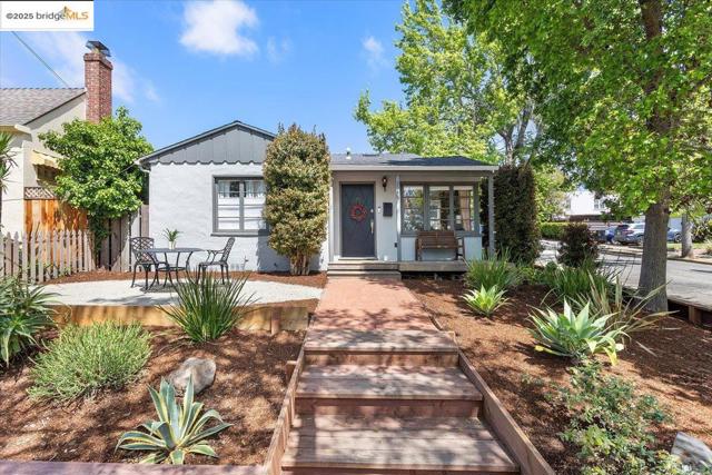 3148 Sylvan Ave, Oakland CA: https://media.crmls.org/mediaz/0c00d9c3-06e7-4646-b244-a97a424588e2.jpg