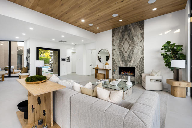 137 Kiva Drive Drive, Palm Desert CA: https://media.crmls.org/mediaz/0c00e730-445f-44b0-8173-c55963d2dc69.jpg