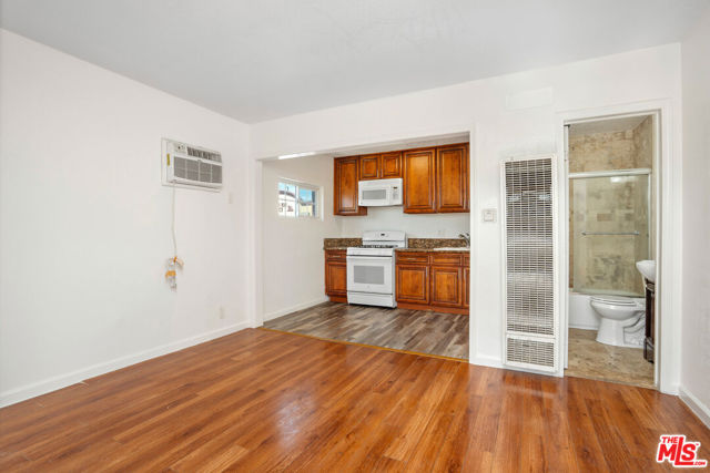 Image 17 of 27 For 11329 Sherman Way