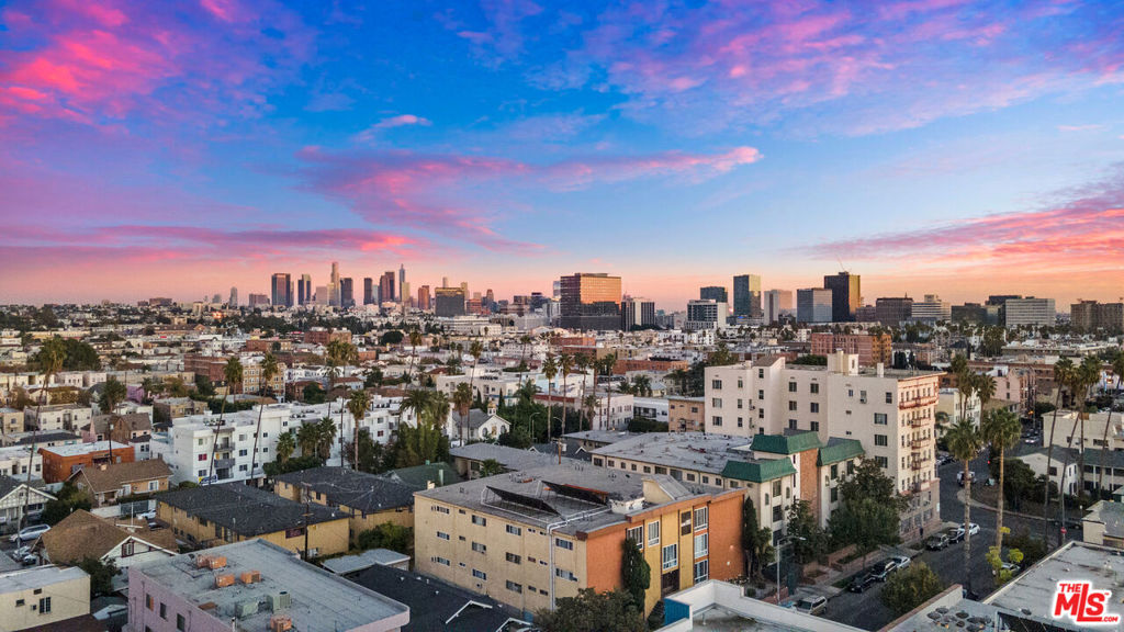 https://media.crmls.org/mediaz/0c0320d9-d22f-4459-bfc6-e582e0f04618.jpg?preset=X-Large