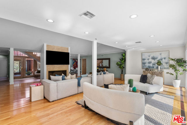 2103 N Hobart Boulevard, Los Angeles CA: https://media.crmls.org/mediaz/0c03c209-43ef-4415-8ea3-6a84adeee8a1.jpg