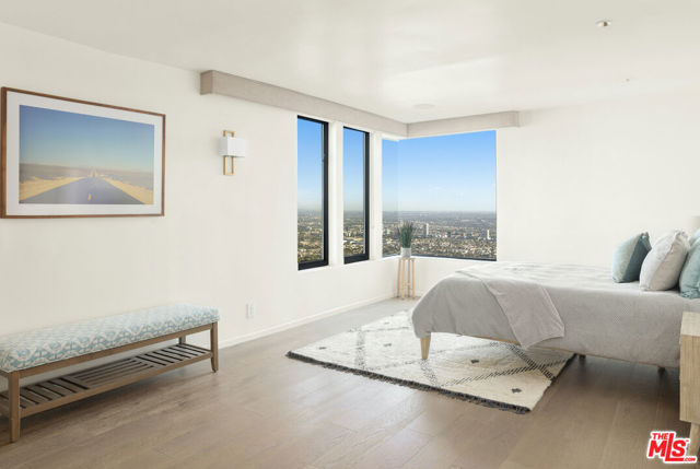 2231 Sunset Plaza Drive, Los Angeles CA: https://media.crmls.org/mediaz/0c03d2db-ec3c-4406-8967-fc0c7c82ca1f.jpg