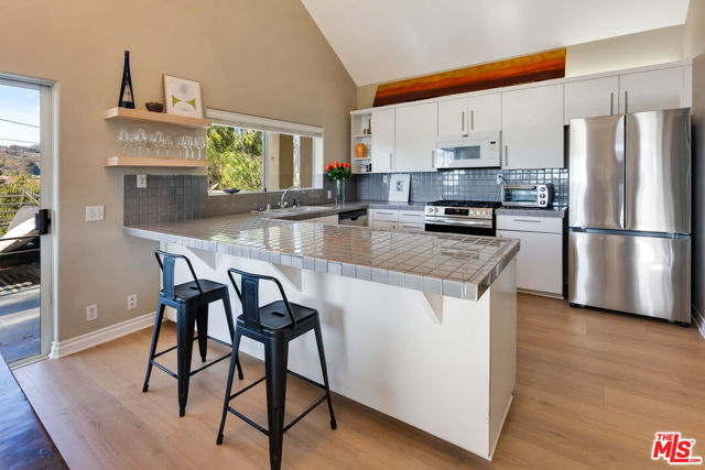 4350 Hillview Drive, Malibu CA: https://media.crmls.org/mediaz/0c04b688-f4b3-4b0c-8487-e75f800e80c4.jpg