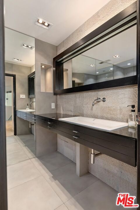 4335 Marina City Drive, Marina del Rey CA: https://media.crmls.org/mediaz/0c052fd8-743a-4b53-9105-33af592112fd.jpg