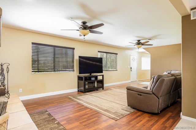 235 Loma Vista Pl, El Cajon CA: https://media.crmls.org/mediaz/0c059854-95ad-4a1e-a3dc-114de5619471.jpg