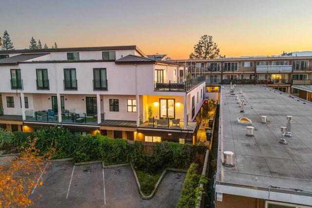 916 Woodside Road, Redwood City CA: https://media.crmls.org/mediaz/0c063a8e-5c40-454e-9c67-96dfacdc04de.jpg