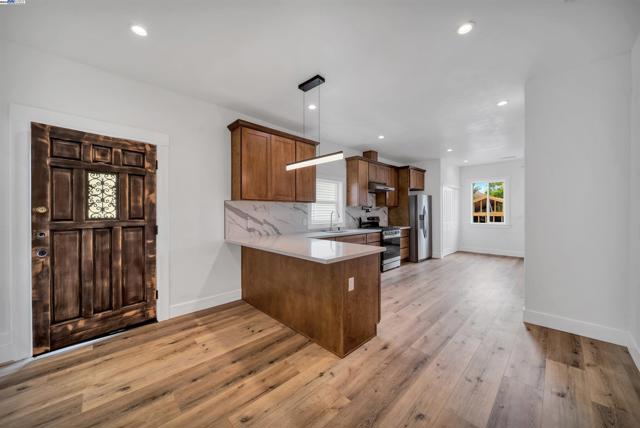 3035 Logan St, Oakland CA: https://media.crmls.org/mediaz/0c065901-f258-449f-911a-cf35bb013db5.jpg