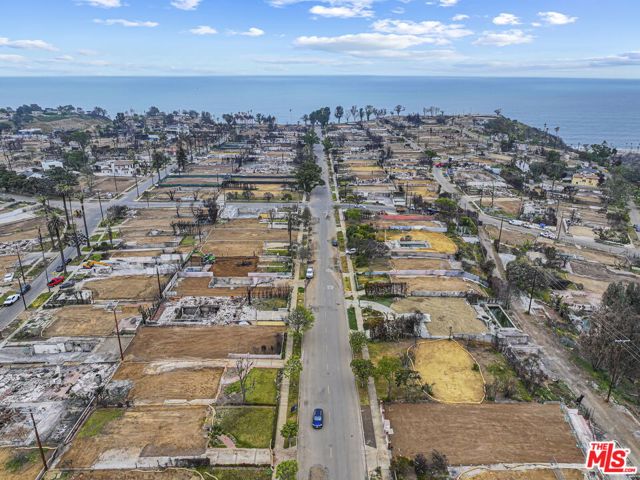 595 Radcliffe Avenue, Pacific Palisades CA: https://media.crmls.org/mediaz/0c088755-e56c-44f2-a5bd-f884ff4b3e1a.jpg