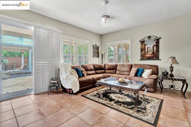 2981 Atherton Pl, Brentwood CA: https://media.crmls.org/mediaz/0c09d575-e3bf-4eef-bfee-8823ca23e2d0.jpg