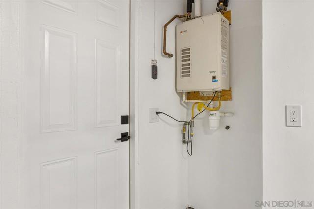 4617 Westridge Dr, Oceanside CA: https://media.crmls.org/mediaz/0c0a2181-e79e-4cd9-98cc-f3a9cdc840c6.jpg