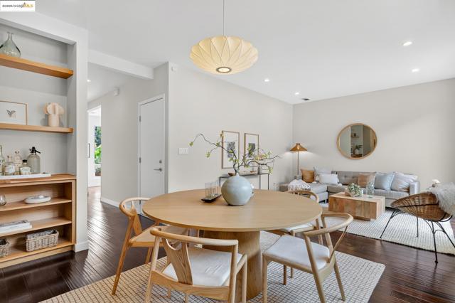 678 Walavista Ave, Oakland CA: https://media.crmls.org/mediaz/0c0ab03f-bc29-4f86-9c62-31de0a30e00c.jpg