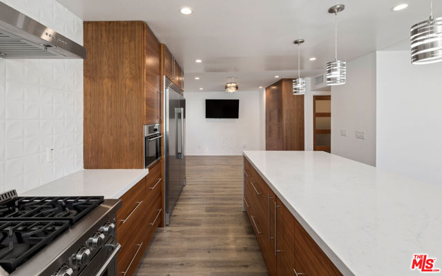 6228 Sale Avenue, Woodland Hills CA: https://media.crmls.org/mediaz/0c0af0aa-21c5-4457-9303-69843f79308d.jpg