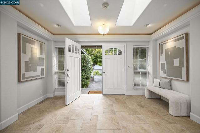 34 Willowview Ct, Danville CA: https://media.crmls.org/mediaz/0c0b3a65-2d6d-4076-ab79-ba14bd88b09a.jpg