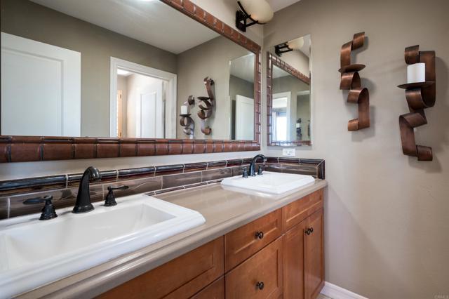 1804 OLIVE GREEN ST, Chula Vista CA: https://media.crmls.org/mediaz/0c0be523-36aa-4b79-b856-23dc3a9661b3.jpg