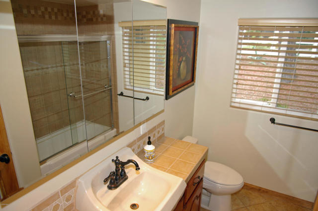 268 Lake Sherwood Drive, Westlake Village CA: https://media.crmls.org/mediaz/0c0cfb4e-b85c-4457-b98f-0a7e8d4cbaf7.jpg