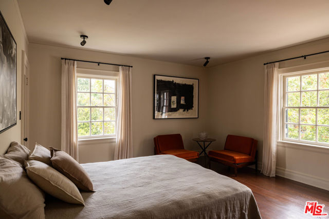 324 S Rimpau Boulevard, Los Angeles CA: https://media.crmls.org/mediaz/0c0d13bc-0cc3-4ace-9f25-5283959749f7.jpg