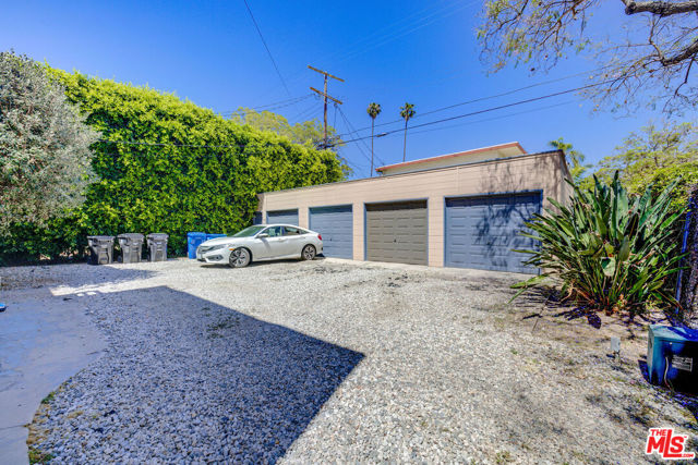 2656 Kenwood Avenue, Los Angeles CA: https://media.crmls.org/mediaz/0c0ea64e-ee65-45c0-8a9d-820ef455db68.jpg