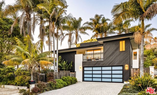 8105 Buena Fortuna Street, Carpinteria CA: https://media.crmls.org/mediaz/0c10aeb2-854f-413d-937f-9e1d265a83e3.jpg