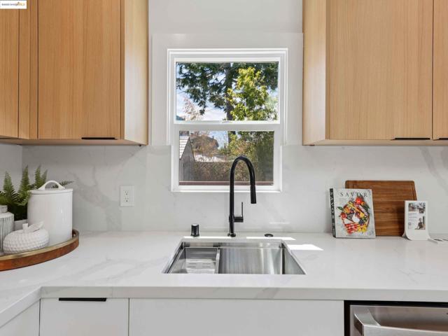 1612 Carleton St, Berkeley CA: https://media.crmls.org/mediaz/0c112ff7-2cf2-4b06-94b6-c3257b91fff0.jpg