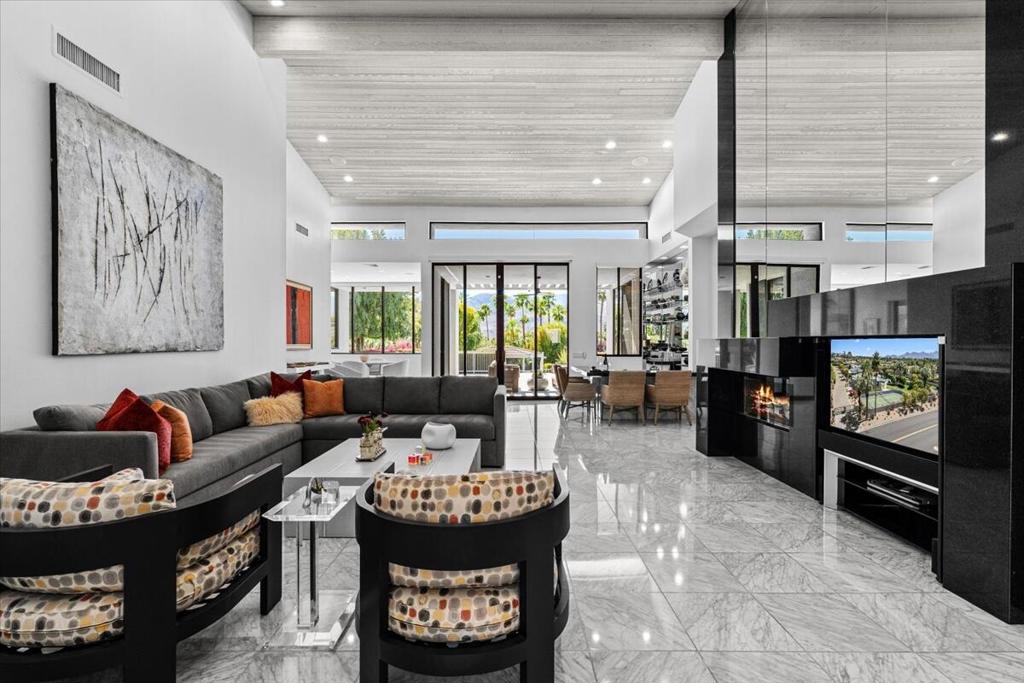 https://media.crmls.org/mediaz/0c12271d-2aa8-48b8-8c2b-fe23278e37f7.jpg?preset=X-Large