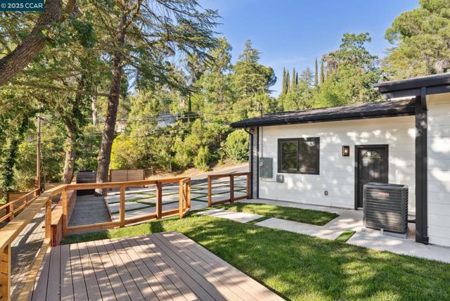 17 Julianne Ct, Walnut Creek CA: https://media.crmls.org/mediaz/0c128bdd-3b3e-400f-8494-2e5bee358a0e.jpg