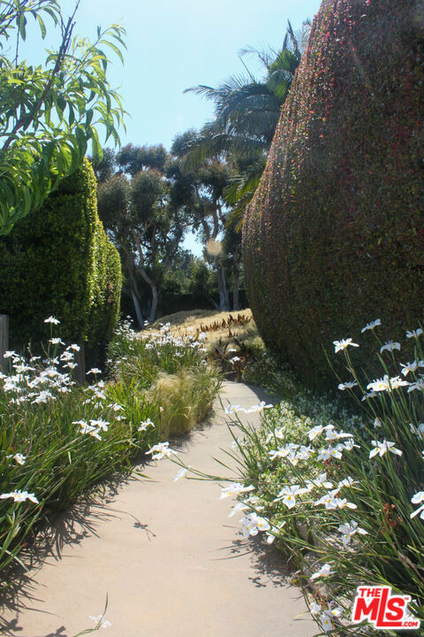 26799 Pacific Coast Highway, Malibu CA: https://media.crmls.org/mediaz/0c132d5d-0303-4314-8112-8cbc096a89c3.jpg