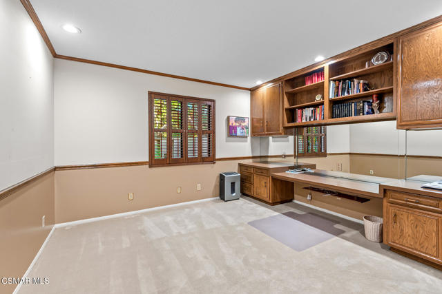 1275 Westwind Circle, Westlake Village CA: https://media.crmls.org/mediaz/0c13344d-e13d-4c5e-9018-aed32ed8fd5e.jpg
