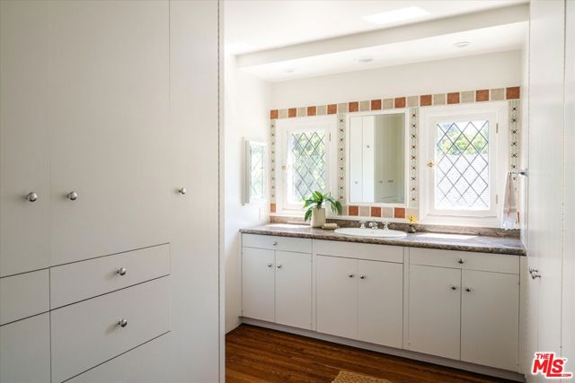 322 Lorraine Boulevard, Los Angeles CA: https://media.crmls.org/mediaz/0c14869d-d951-4aaa-8690-6171eaf51ac5.jpg