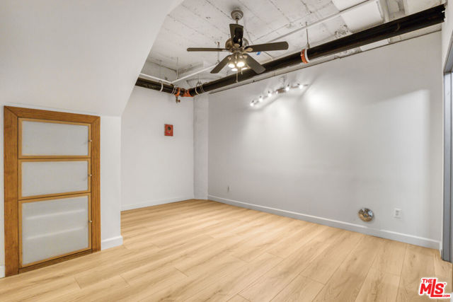 330 W 11th Street, Los Angeles CA: https://media.crmls.org/mediaz/0c14d75d-bb6e-46b9-a061-f26b5d72a2ea.jpg