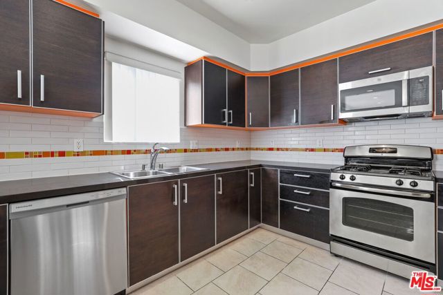1331 Amherst Avenue, Los Angeles CA: https://media.crmls.org/mediaz/0c156d9f-9b3d-4cb6-8adb-274425b8ab2a.jpg