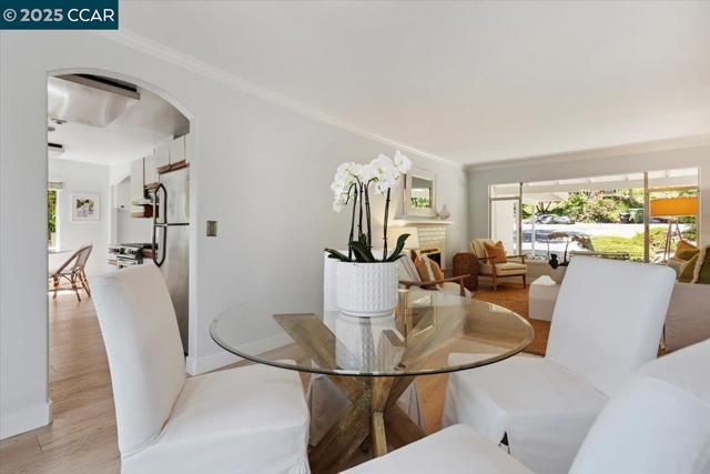 32 California Ave, Orinda CA: https://media.crmls.org/mediaz/0c15eef9-7cc6-45dd-8168-9ff3e9f1136c.jpg
