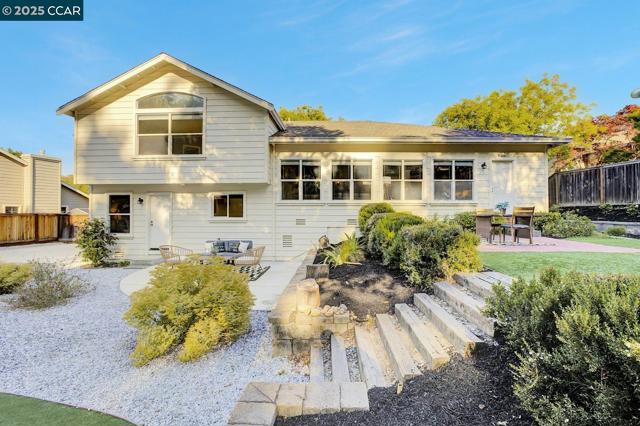 115 Shadewell Dr, Danville CA: https://media.crmls.org/mediaz/0c16145d-eab5-4d62-bf6a-540194556565.jpg