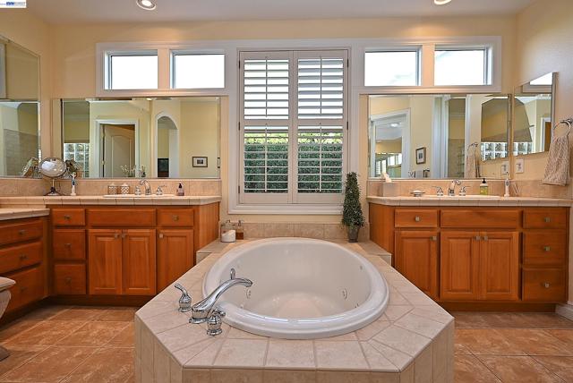 Image 28 of 59 For 2221 Leccino Ct