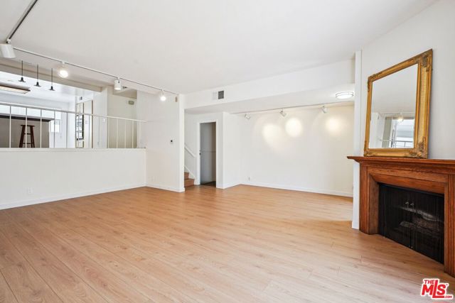 13065 Mindanao Way, Marina del Rey CA: https://media.crmls.org/mediaz/0c198ca9-9123-4cfc-a926-47a64849baa7.jpg