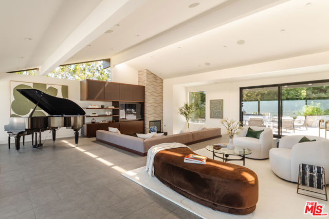 4 Buckboard Lane, Rolling Hills CA: https://media.crmls.org/mediaz/0c1a3290-1fd1-452f-a865-a58591c9a93a.jpg