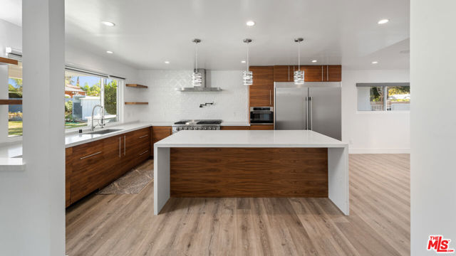 6228 Sale Avenue, Woodland Hills CA: https://media.crmls.org/mediaz/0c1a7316-baef-4277-b571-49ae2a98b07d.jpg