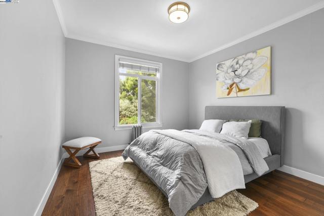 1925 Leavenworth St, San Francisco CA: https://media.crmls.org/mediaz/0c1a800d-b3ab-43e9-84c7-bf527be393a2.jpg
