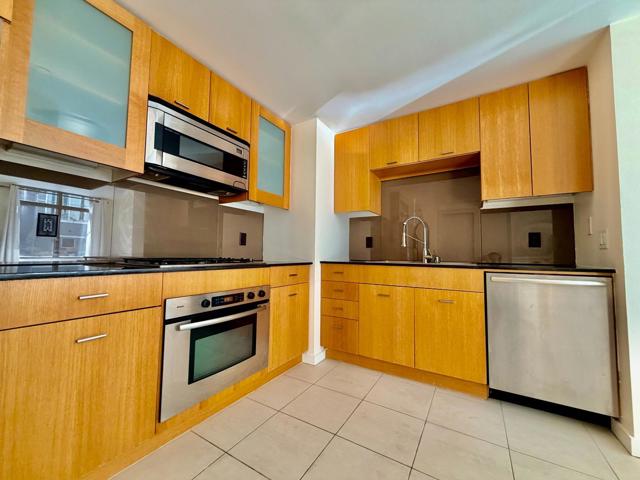 355 1st Street, San Francisco CA: https://media.crmls.org/mediaz/0c1b66bb-f7c5-41ca-bce1-a70dbea71404.jpg