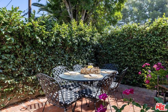800 N Rose Street, Burbank CA: https://media.crmls.org/mediaz/0c1c481c-c94a-42ef-8c07-0a27cf4d4bed.jpg