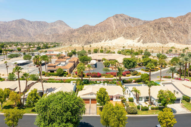 47845 Via Firenze, La Quinta CA: https://media.crmls.org/mediaz/0c1c9219-7808-4e3e-96f0-e8d76207a0ec.jpg