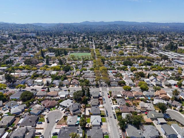 1022 E Santa Inez Avenue, San Mateo CA: https://media.crmls.org/mediaz/0c1d9fe8-7f96-43f6-87b3-0cafac97f790.jpg