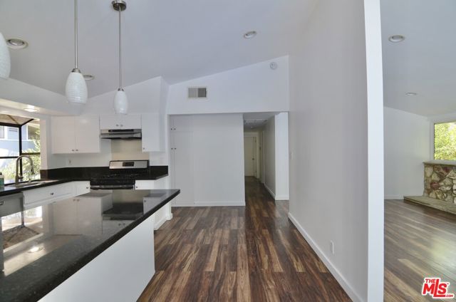 9342 Debra Avenue, North Hills CA: https://media.crmls.org/mediaz/0c1eaa41-8ce6-4904-ae97-07df3de316e4.jpg