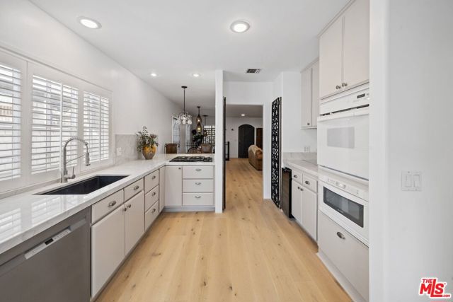 2116 3rd Street, Santa Monica CA: https://media.crmls.org/mediaz/0c1ec5e1-0104-4c1f-9229-7a9aa0454e7b.jpg