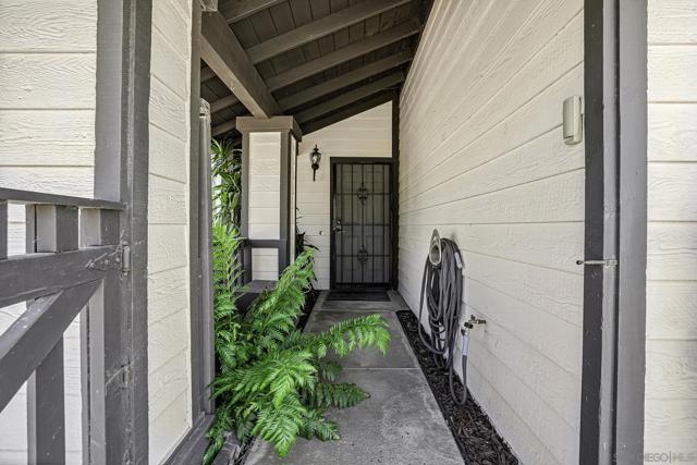 5241 Alamosa Park Dr, Oceanside CA: https://media.crmls.org/mediaz/0c1efd9e-494a-413e-b6d7-3b4da8456fe9.jpg