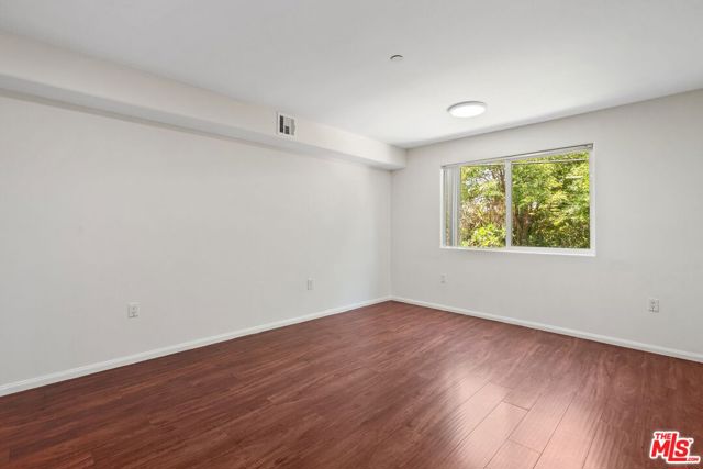 15939 Victory Boulevard, Van Nuys CA: https://media.crmls.org/mediaz/0c1fddb8-3c01-4ae3-a6d4-965bb17645a8.jpg