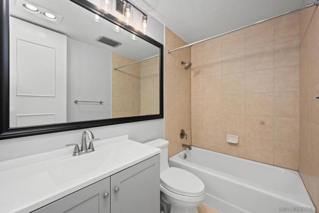 7811 Eads Ave, La Jolla CA: https://media.crmls.org/mediaz/0c1fee4c-b641-4077-8277-1cbf6ea1b86f.jpg