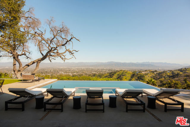 13331 Mulholland Drive, Beverly Hills CA: https://media.crmls.org/mediaz/0c202cd9-d099-4dd5-91e5-25ee55fbb8e2.jpg